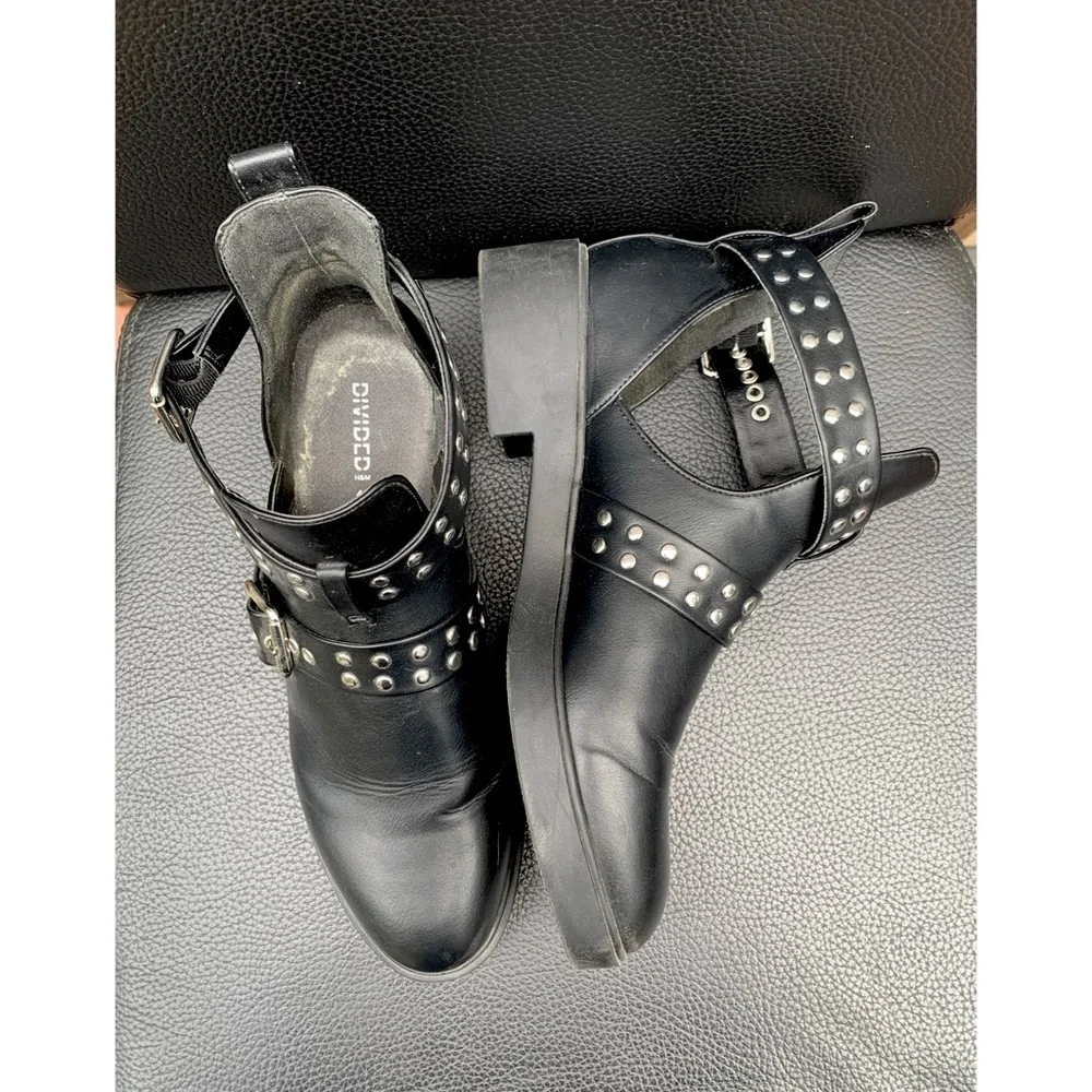 Divided Boots - Picture 2 of 6